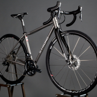 Custom Blend titanium disc all-road frame with Ultegra Di2. It can take tires up to 35mm.