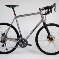 Titanium dirt road bike. Shimano Ultegra Di2, Stans/King wheels with Enve fork.