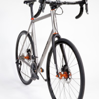 Titanium dirt road bike. Shimano Ultegra Di2, Stans/King wheels with Enve fork.